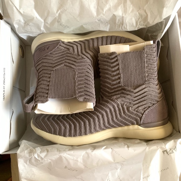 NWT APL TechLoom Mauve/Pristine, 6, in box - Picture 3 of 5